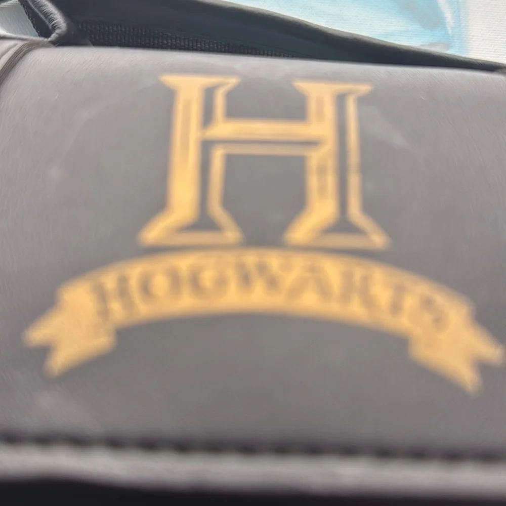 Harry Potter Hogwarts black bag with adjustable shoulder strap and card case